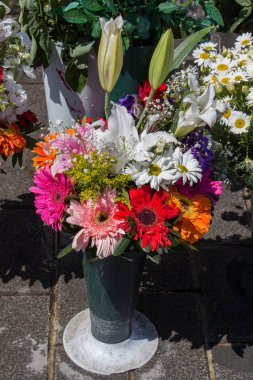 Çiçekçilere vazo olarak taze çiçekler konur.