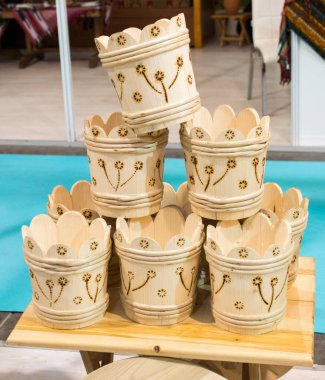 Bir pazar yerinde tahtadan yapılmış kovalar.