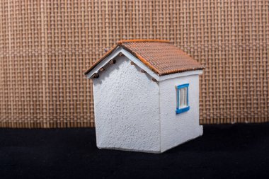 Manzaranın arka planında küçük model ev