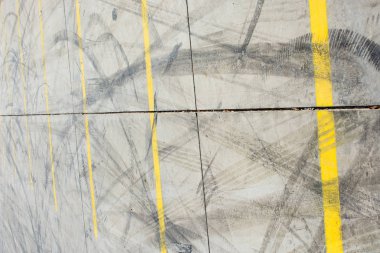 Betondaki lastik izlerini soyut grunge dokusu olarak izler