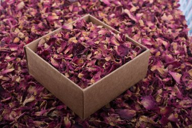 Kutuda kurumuş gül yaprakları ve arka plan olarak