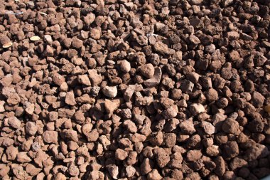 Arkaplan dokusu küçük çakıl taşlarıyla dolu.