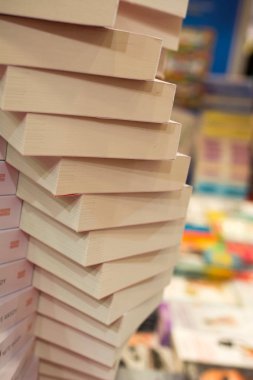 Eğitim ve iş konsepti olarak depolanan kitap yığını