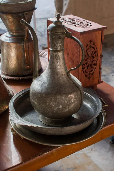 Görünüşte çok eski tarz metal ewer su kavanozu