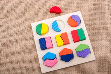 Mantık bulmacasının renkli ahşap parçaları