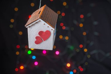 Sevgililer Günü 'nde yırtık kağıda aşk kavramı yazılıyor.