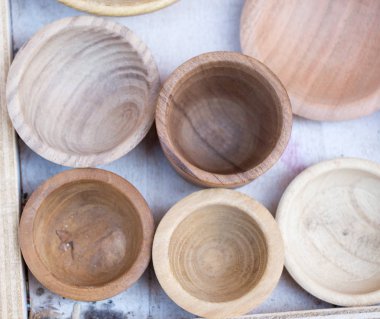 Kahverengi ahşaptan yapılmış boş kaseler