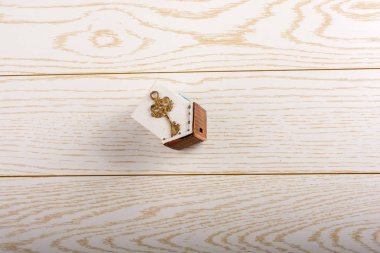 model ev ve anahtar ve parke zemin üzerine