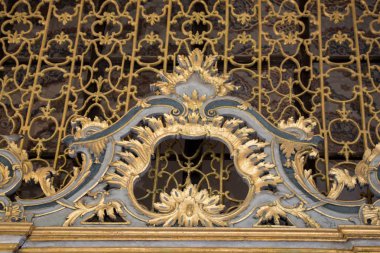 Osmanlı zamanının çiçek desenli örneği