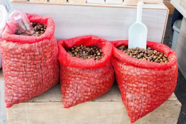 Çiğ tatlı kestane satılık.