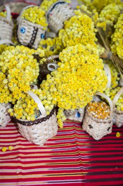 Kuru haldeki güzel renkli doğal çiçekler.