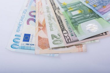 Beyaz arka planda el ele tutuşan Amerikan doları banknotları