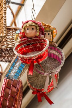 Boş hasır sepetler pazarda satılıktır.