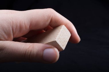 Kesim ahşap el arka planda küçük parça