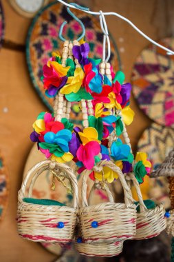 Boş hasır sepetler pazarda satılıktır.