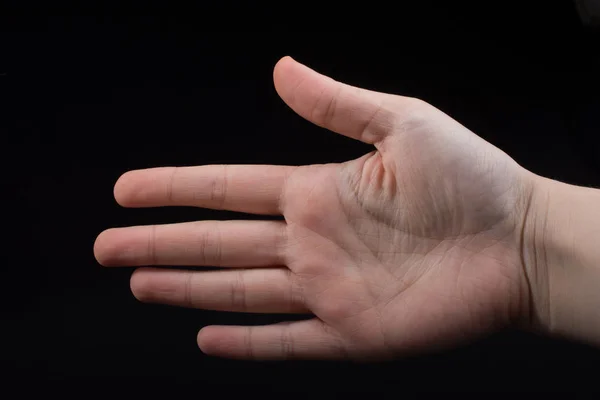 Bir Çocuğun Beş Parmağı Kısmen Siyah Arkaplanda Görülüyor — Stok fotoğraf