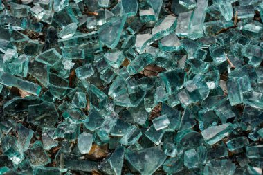 Arka planda çatlaklar olan kırık camlar.