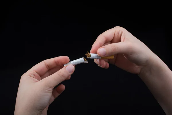 Hand Bryter Cigarett Svart Bakgrund — Stockfoto