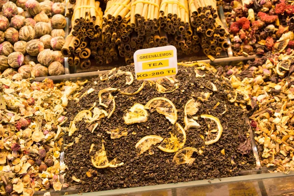 Markette satılık bitkiler var.