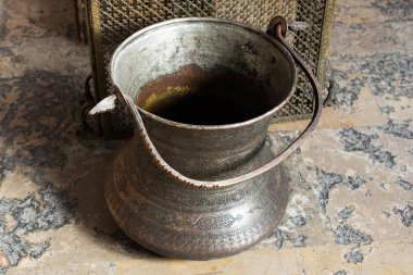 Metalden yapılmış eski tarz metal kovalar.