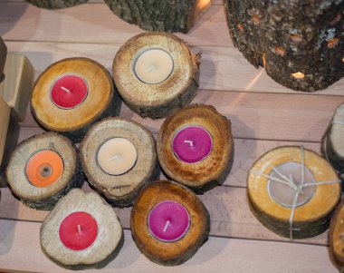 Kesilmiş ahşaptan yapılmış mum tutacakları.