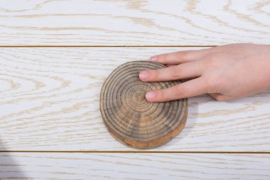 Ahşap dokusu arka planı için kullanılan küçük bir tahta parçası