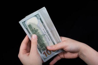 Beyaz arka planda el ele tutuşan Amerikan doları banknotları