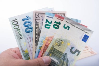 Beyaz arka planda el ele tutuşan Amerikan doları banknotları