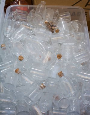 Boş küçük şeffaf şişeler seti