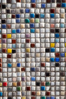 Beton duvar ile renkli mozaik kaplı