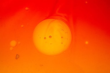 Suyun üzerindeki renkli su kabarcıkları çekyat alanı gibi.