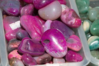 Belli bir tipte doğal mineral değerli taşlar.