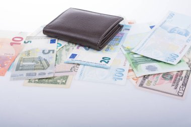 Beyaz arka planda el ele tutuşan Amerikan doları banknotları