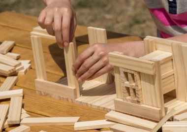 Elde tutulan ahşap yapboz elementi