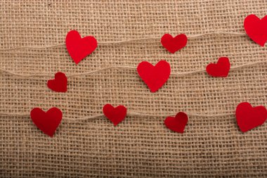 Keten ipliklerle ilgili kalp şeklinde kağıtları olan aşk konsepti