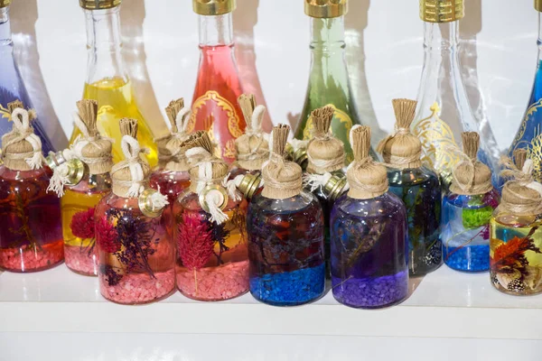 Набор Маленьких Красочных Прозрачных Бутылок — стоковое фото