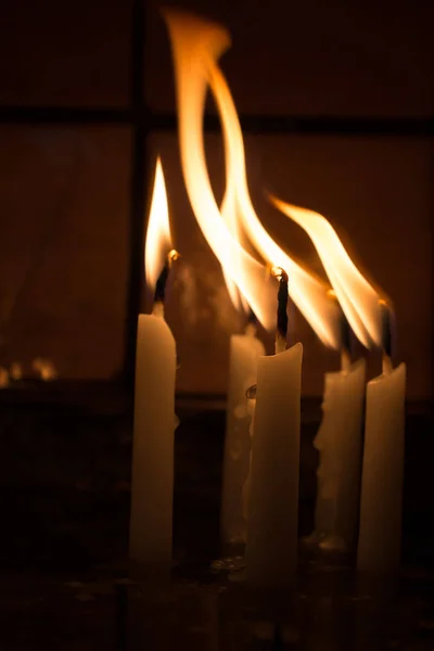 Queimar Velas Com Luz Vela Escuro — Fotografia de Stock