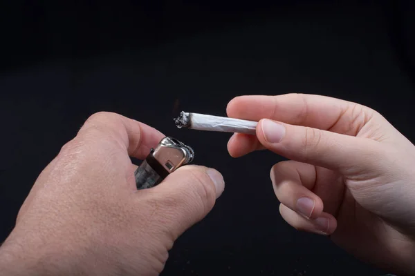 Mão Está Acendendo Cigarro Fundo Preto — Fotografia de Stock