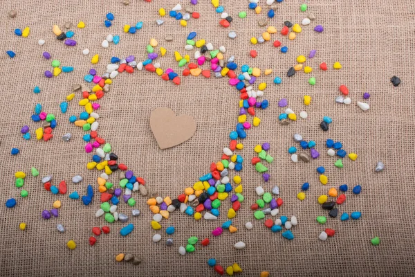 Corazón de papel en otra forma de corazón formado por guijarros — Foto de Stock