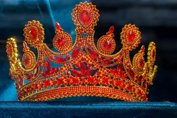 Model crown placed on canvas — Stock Photo, Image