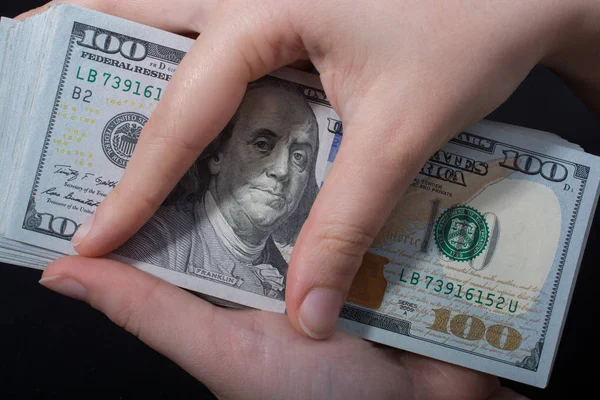 Beyaz Arka Planda Ele Tutuşan Amerikan Doları Banknotları — Stok fotoğraf