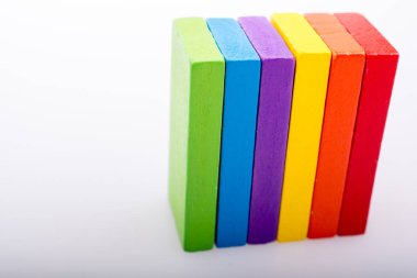 Beyaz arkaplanda renkli Domino Blokları