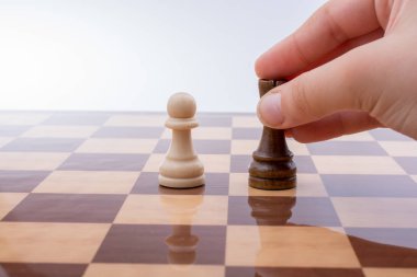 Satranç oynayan kişi gemiye hamle yapıyor.