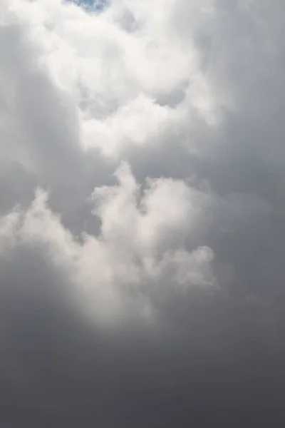 Nuvens Escuras Cinzentas Estão Céu — Fotografia de Stock