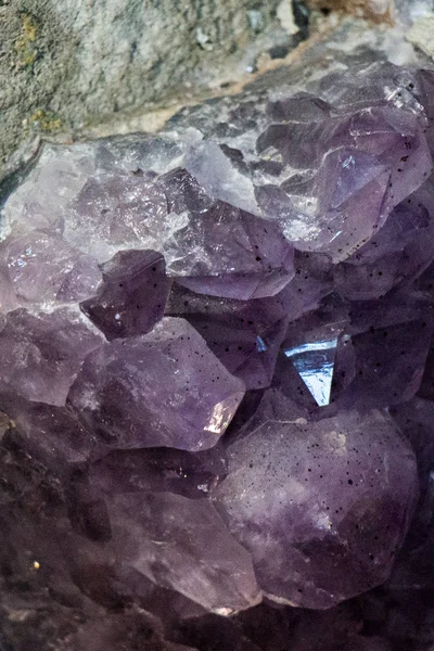 Roca Amatista Violeta Cruda Con Cristal Ametista Esotérico —  Fotos de Stock