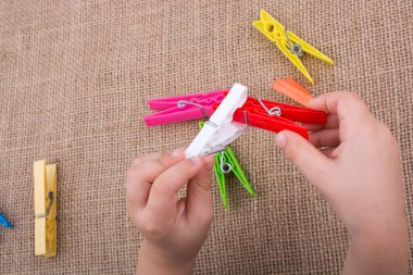 Clothespin el keten tuval arka plan üzerinde