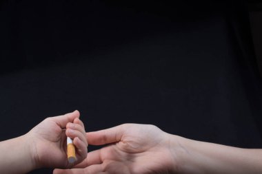 El siyah arka planda sigara dağıtıyor.