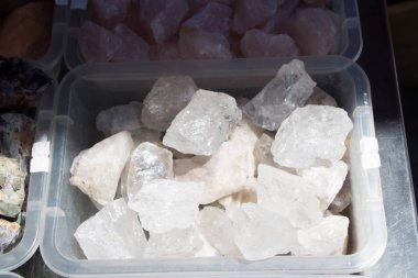 Belli bir tipte doğal mineral değerli taşlar.