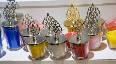 Küçük renkli şeffaf şişeler.