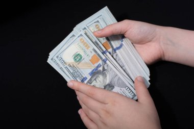Beyaz arka planda el ele tutuşan Amerikan doları banknotları